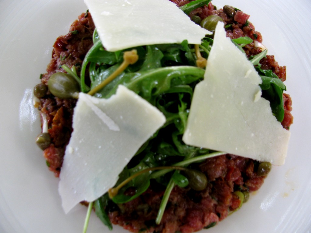 The first ever appealing Tartare de boeuf (steak tartar) (Still, I couldn't taste it)