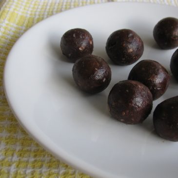 Date and Cocoa Energy Bites (V+GF)