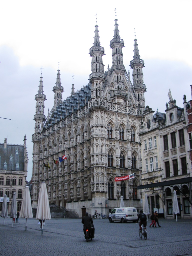Gradska vijećina na Velikom trgu u Leuvenu (Grote Markt), u rano jutro oko 7:30